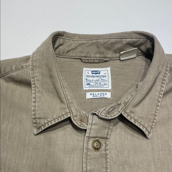 Levi's relaxed Western size medium Beige Button-Up Shirt - Picture 2 of 13